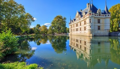 Discover the Water Mirror at Château d’Azay-le-Rideau (25 Minutes from Tours)